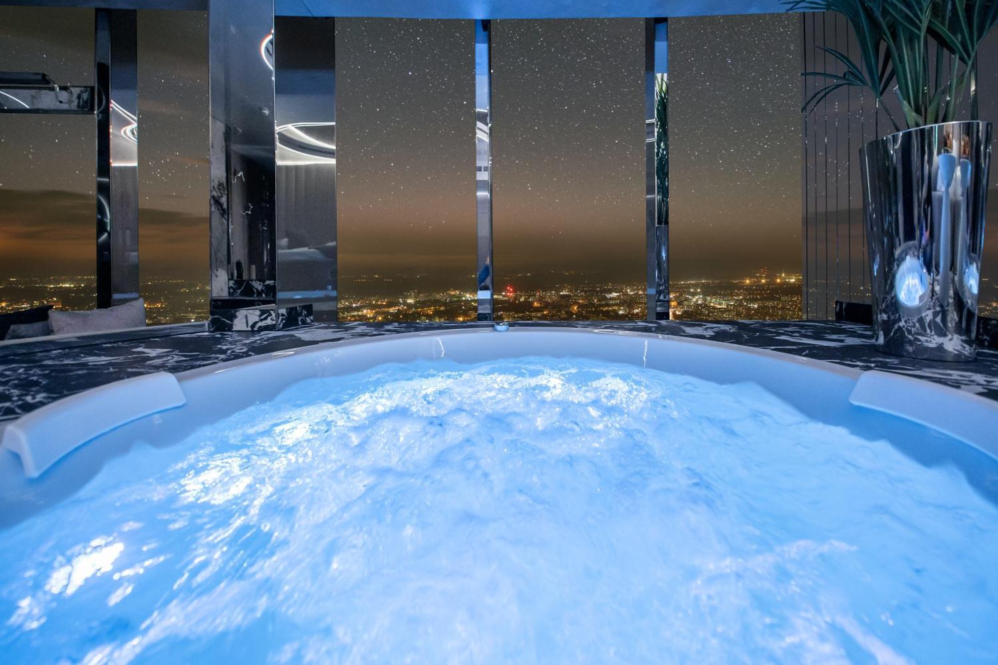 Apartamenty Sky Tower Z Jakuzzi Przy Oknie Wroclaw Exterior photo
